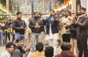 کرسمس کے رنگ میں بھنگ!